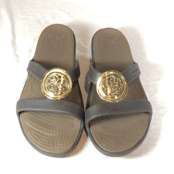 Crocs Sanrah Sandals Women's Sz 8 Chocolate Brown w/ Circle Gold Medallion - Picture 1 of 7